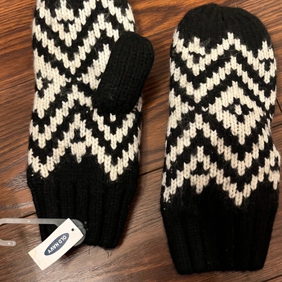 Womens old navy Black and White Aztec Knit Mittens - Picture 2 of 2